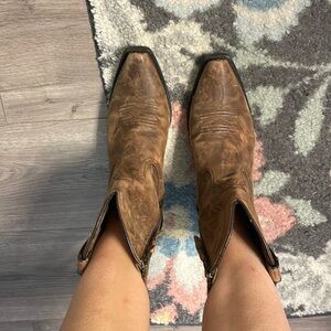 Ariat 8.5 chocolate brown leather ankle boots. Like New!!